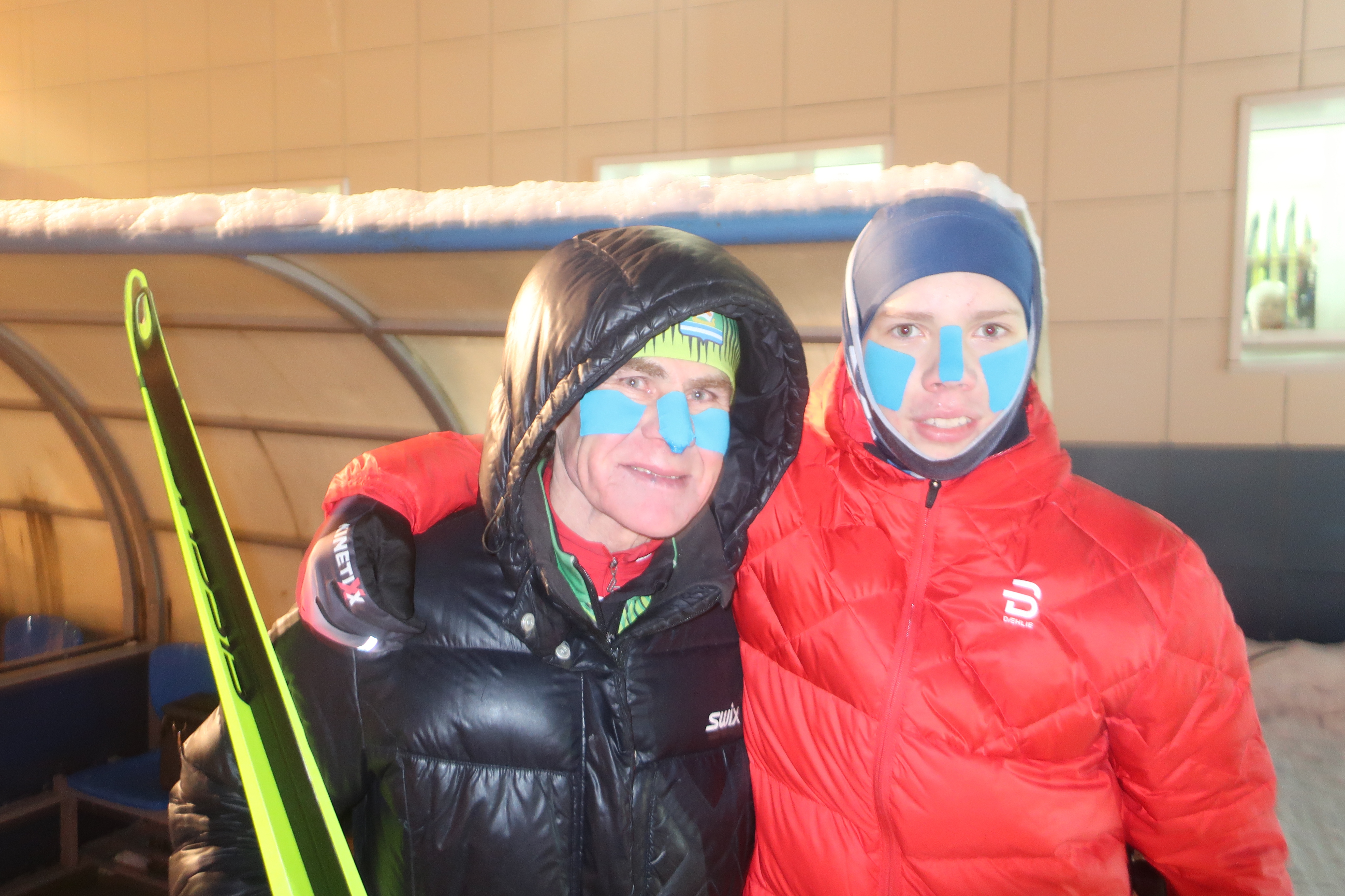 Не только спортсмены, но и тренеры спасали  лица от мороза защитными тейпами. Кирилл Андреев (справа), несмотря на тяжелую гонку, явно доволен результатом!