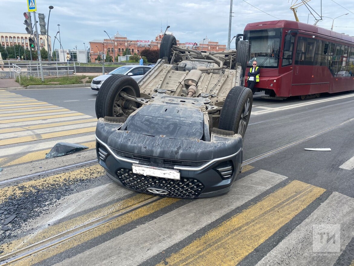 У казанского Ж/Д вокзала автомобиль перевернулся на крышу после ДТП