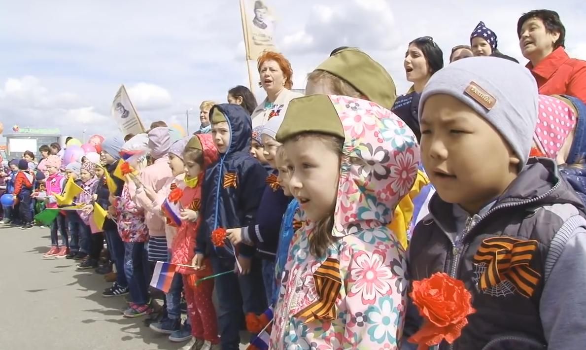 Видео: Открытие мемориальной доски , полевая кухня и концертная программа - Радужный накануне 9 мая