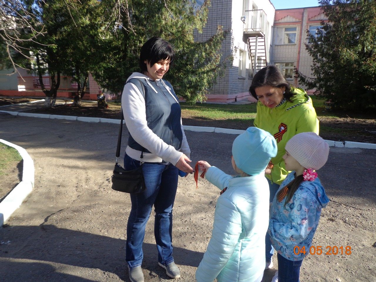 Фото: Воспитанники детского сада "Ёлочка" присоединились к акции "Георгиевская ленточка"