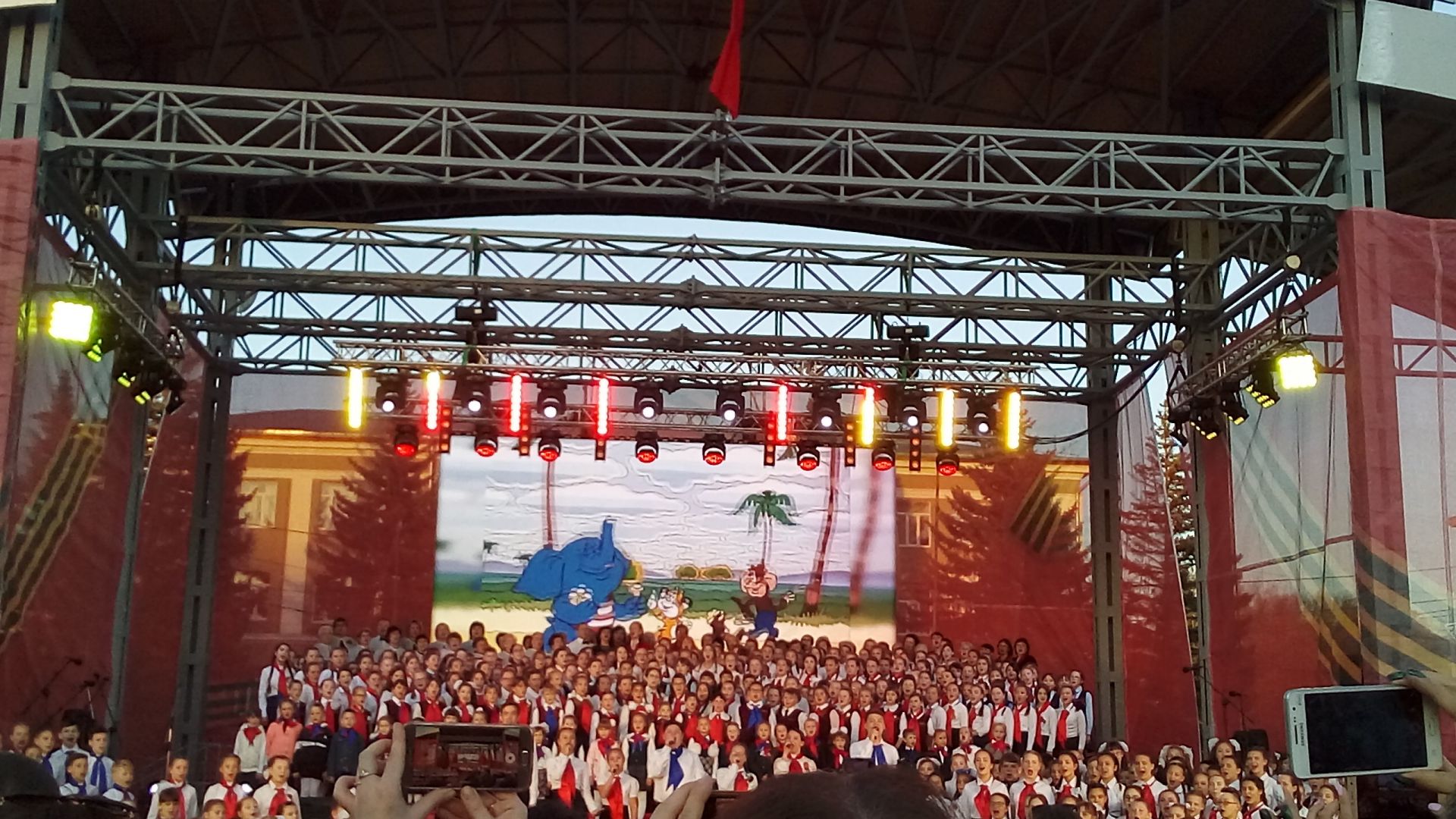 В Зеленодольске в культурно-спортивном комплексе «Авангард» 8 мая прошел гала-концерт IV городского конкурса-фестиваля хоров «Поющий май»