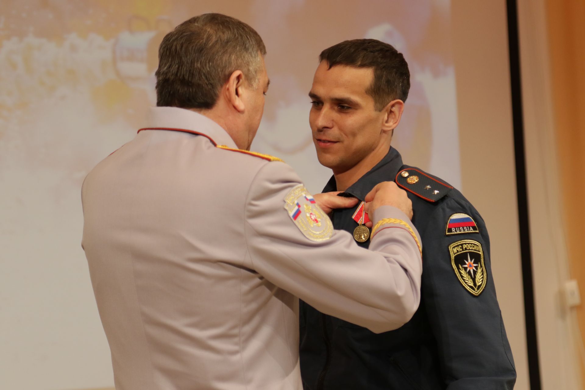 Зеленодольским пожарным вручили медали МЧС России «За отвагу на пожаре».