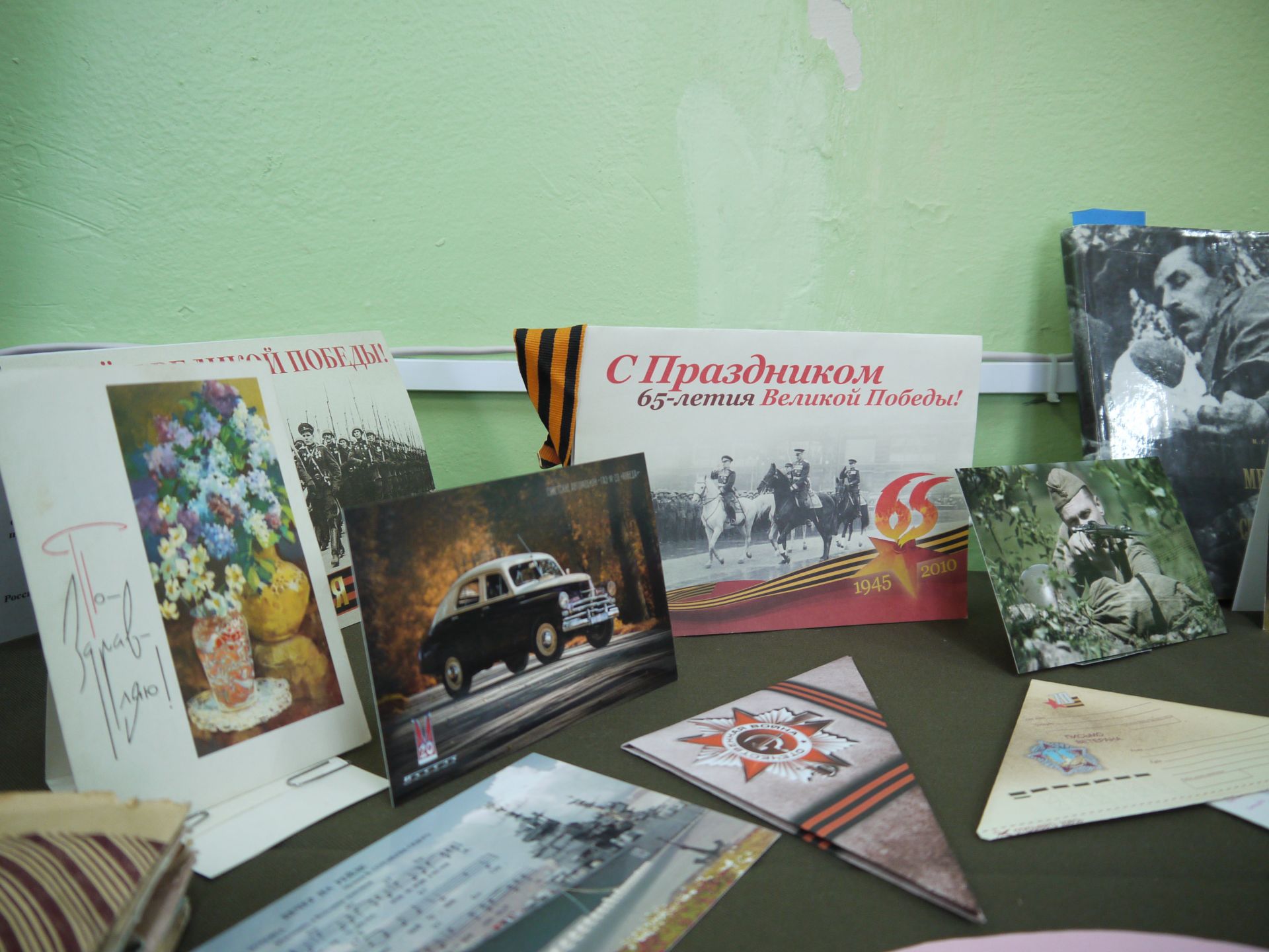 В Центральной городской библиотеке на улице Тургенева открылась выставка «От «Прощания славянки» до парада Победы».