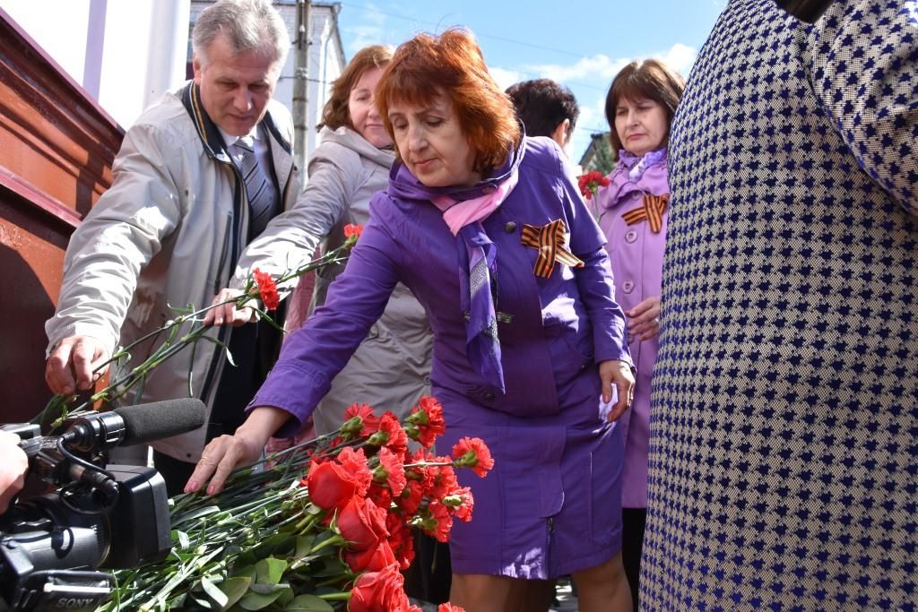 POZIS увековечил память бывшего генерального директора завода В.Г. Прохоренко