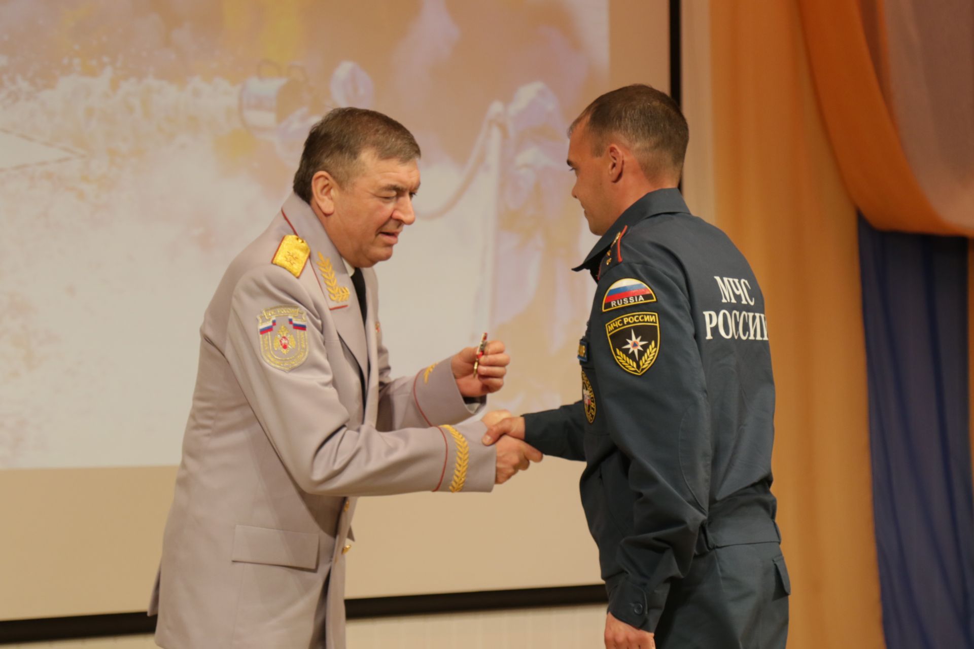 Зеленодольским пожарным вручили медали МЧС России «За отвагу на пожаре».