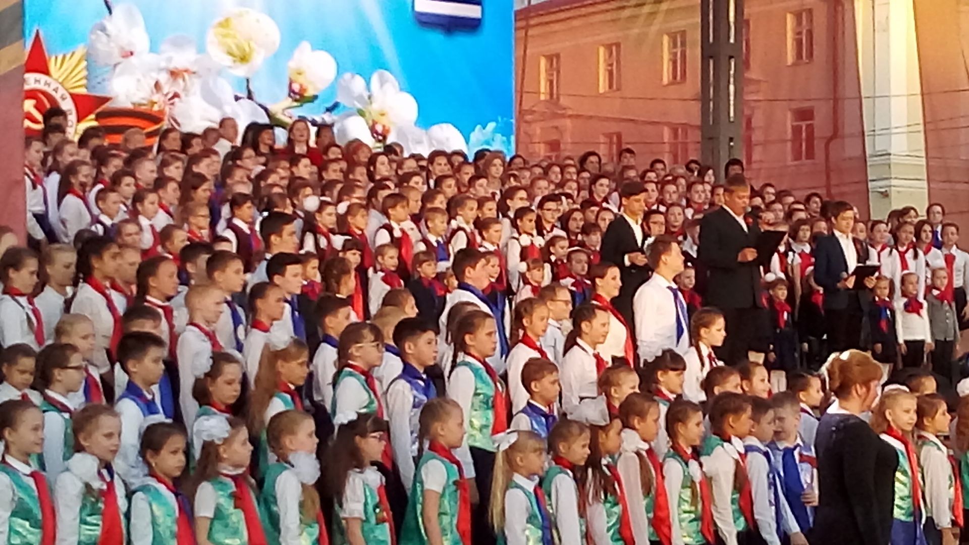В Зеленодольске в культурно-спортивном комплексе «Авангард» 8 мая прошел гала-концерт IV городского конкурса-фестиваля хоров «Поющий май»