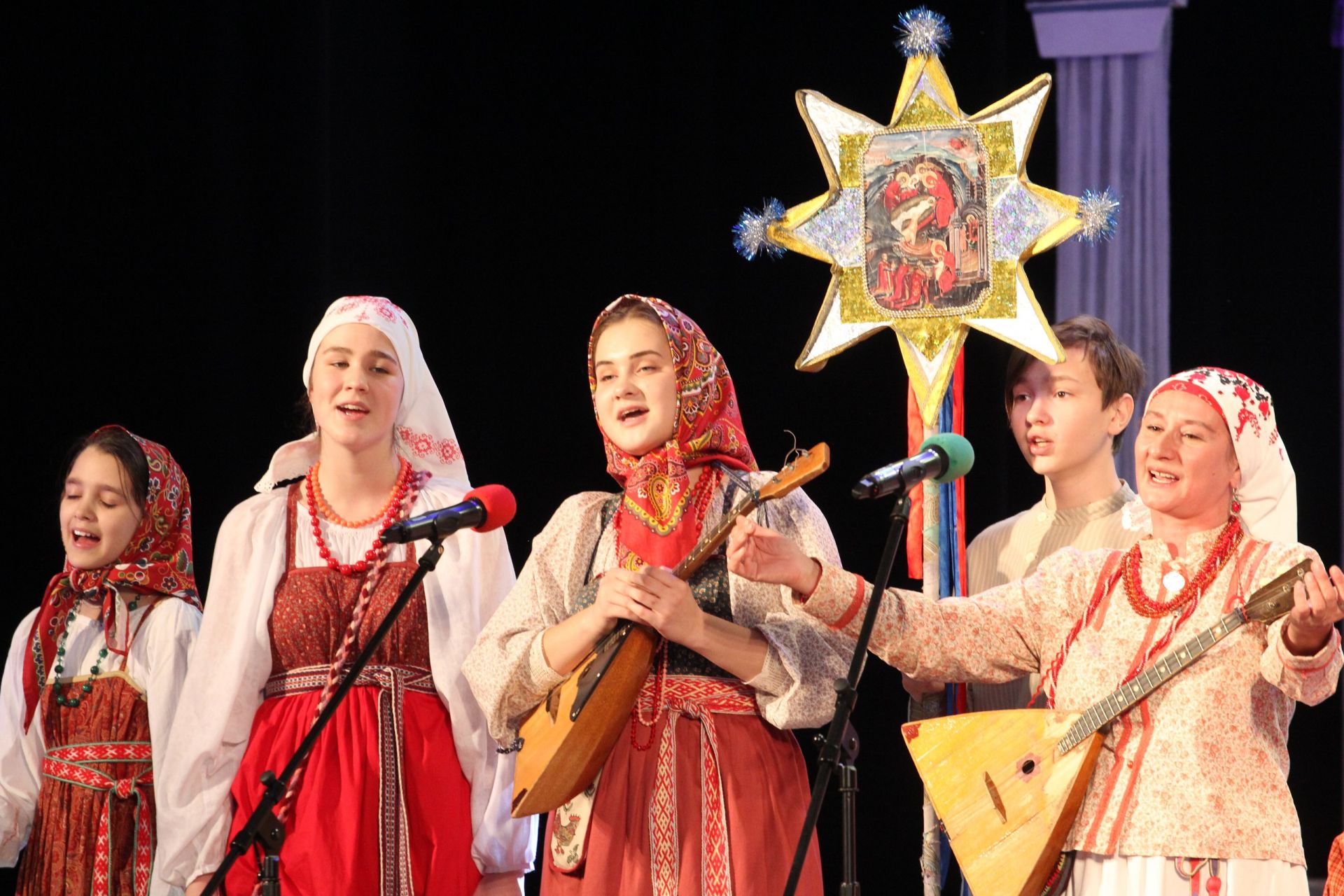 На Рождественский фестиваль в Зеленодольске "Свет Вифлеемской звезды" было трудно пробиться из-за большого числа зрителей