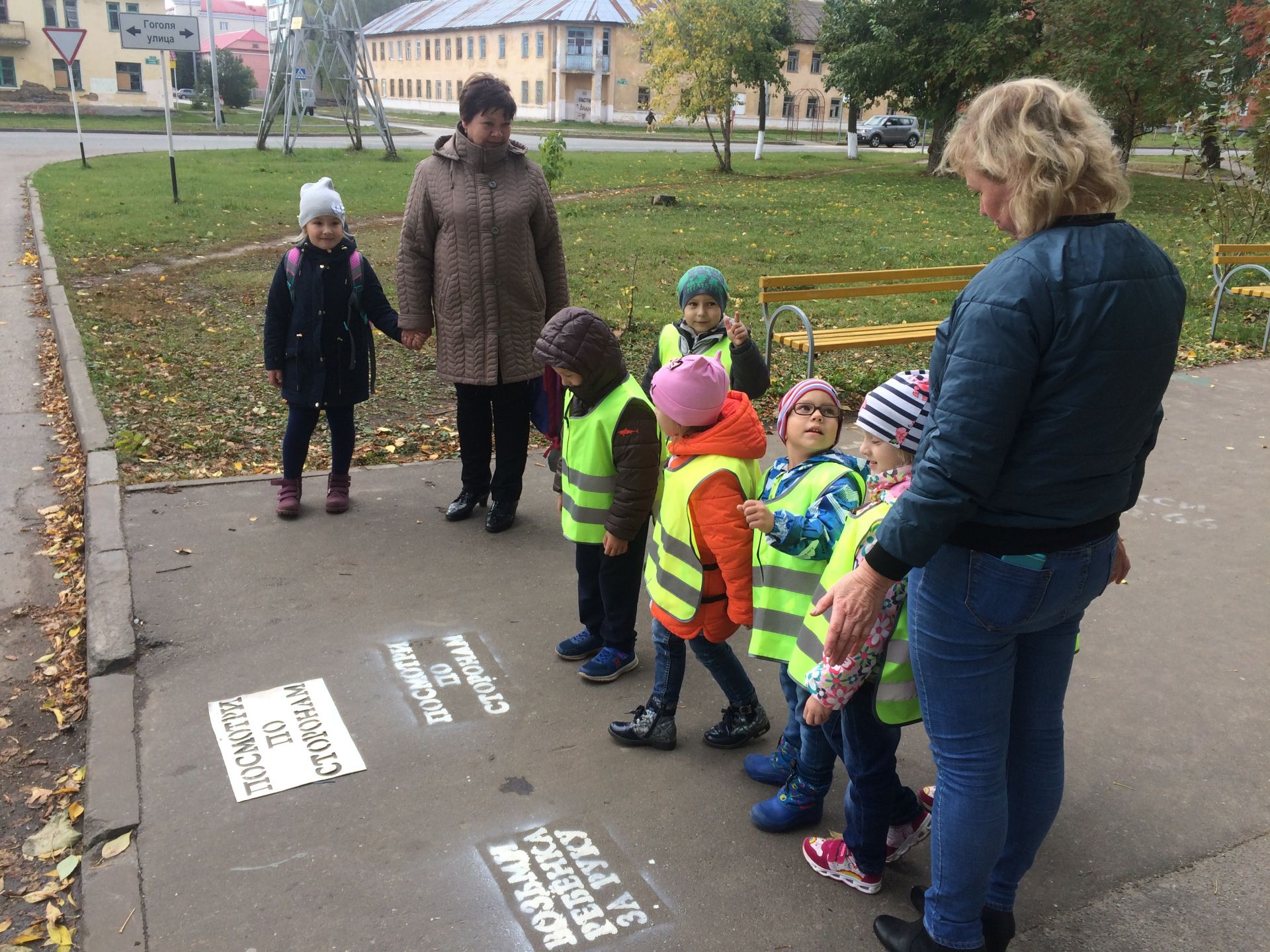 Надписи на тротуарах, призывающие пешеходов к внимательности появились в Зеленодольске