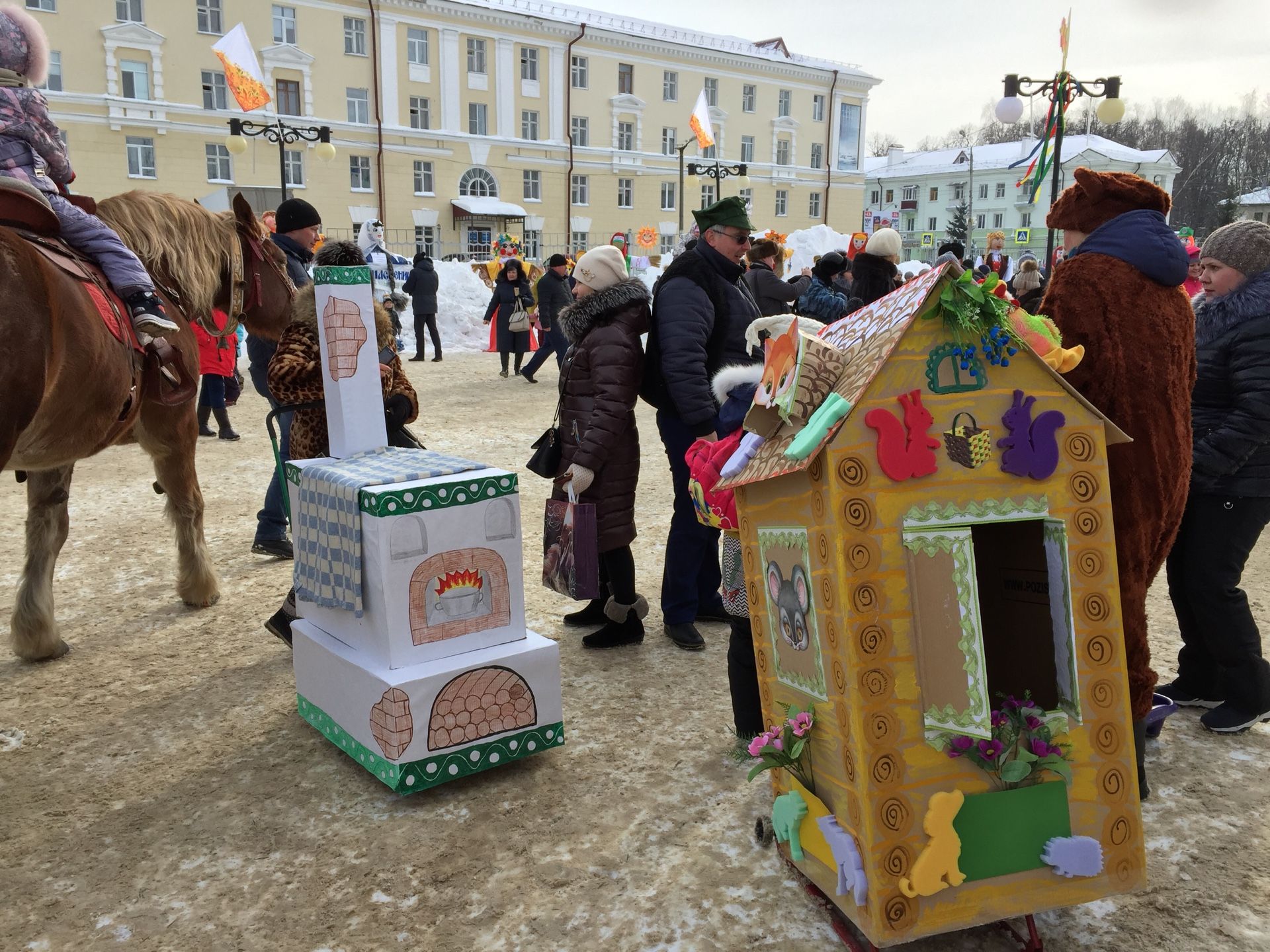 В Зеленодольске на Масленицу строили будки для приюта «Кот и пес» и выясняли, у кого блин лучше