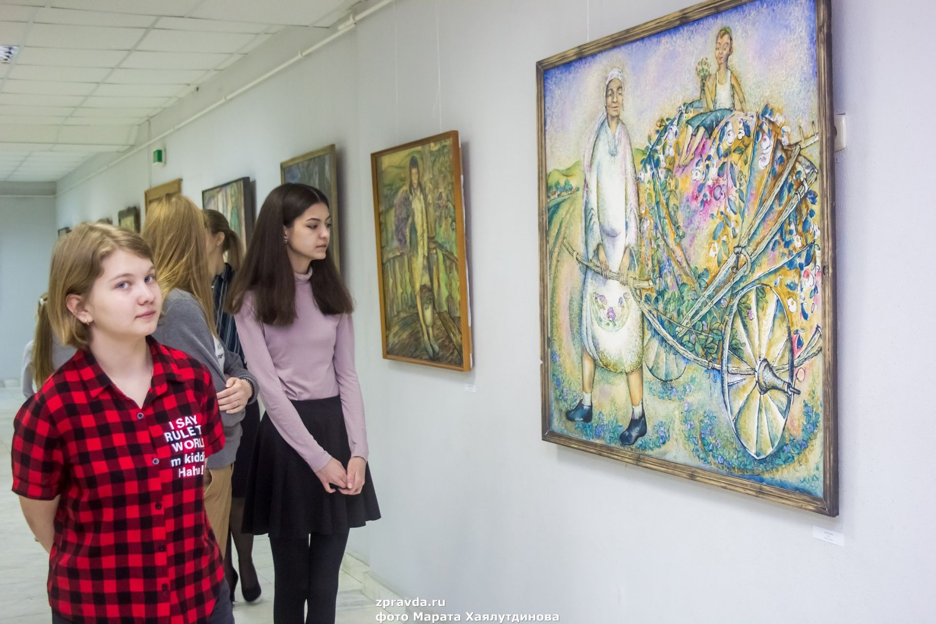 Фоторепортаж: В художественной галерее открылась совместная выставка художников Саляхова и Сынкова