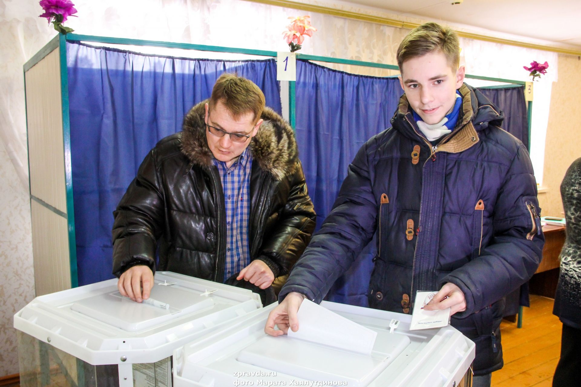Глава ЗМР Александр Тыгин пришел на выборы с супругой и сыном, который голосовал впервые