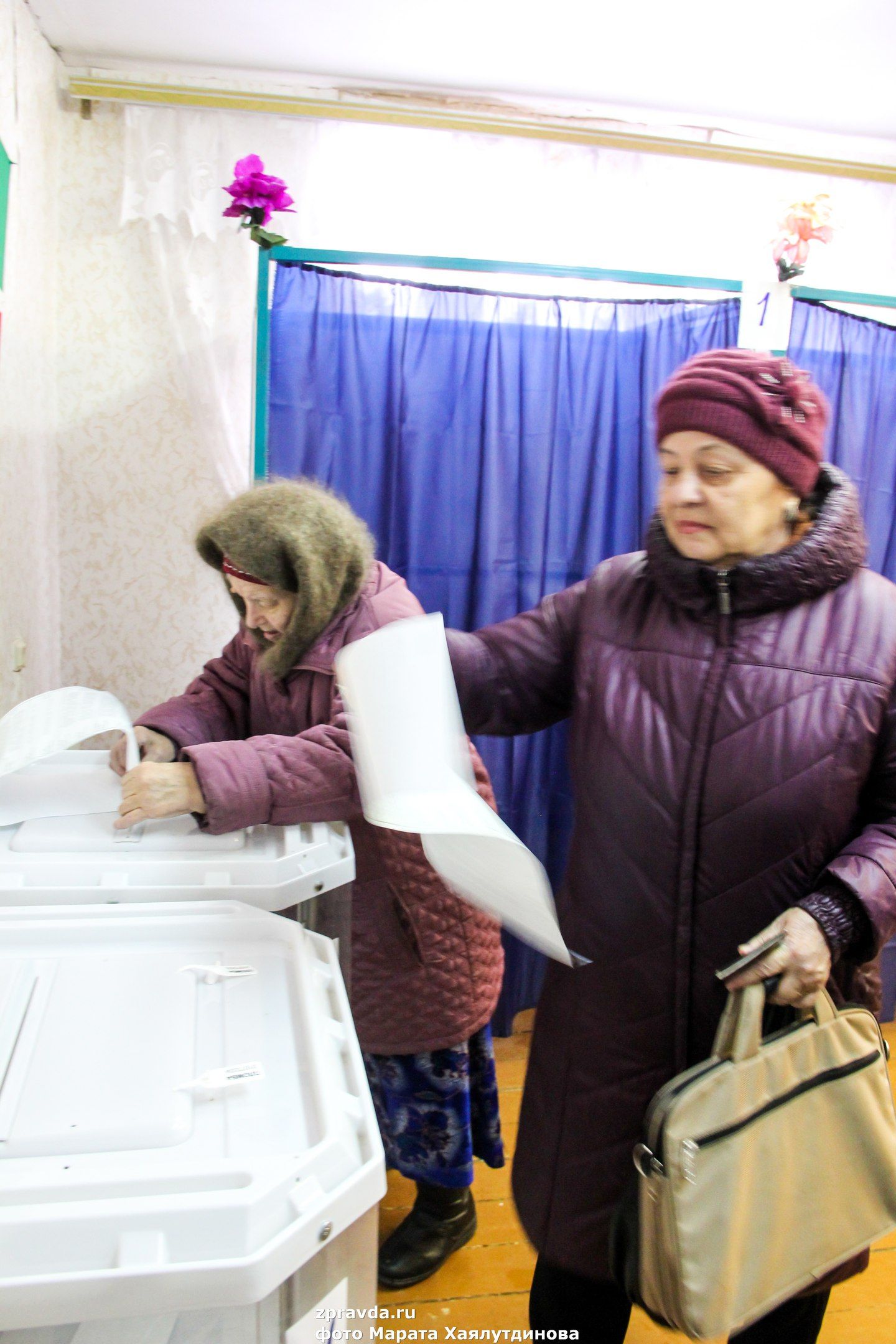 С раннего утра в поселке Васильево на избирательных участках наплыв желающих проголосовать