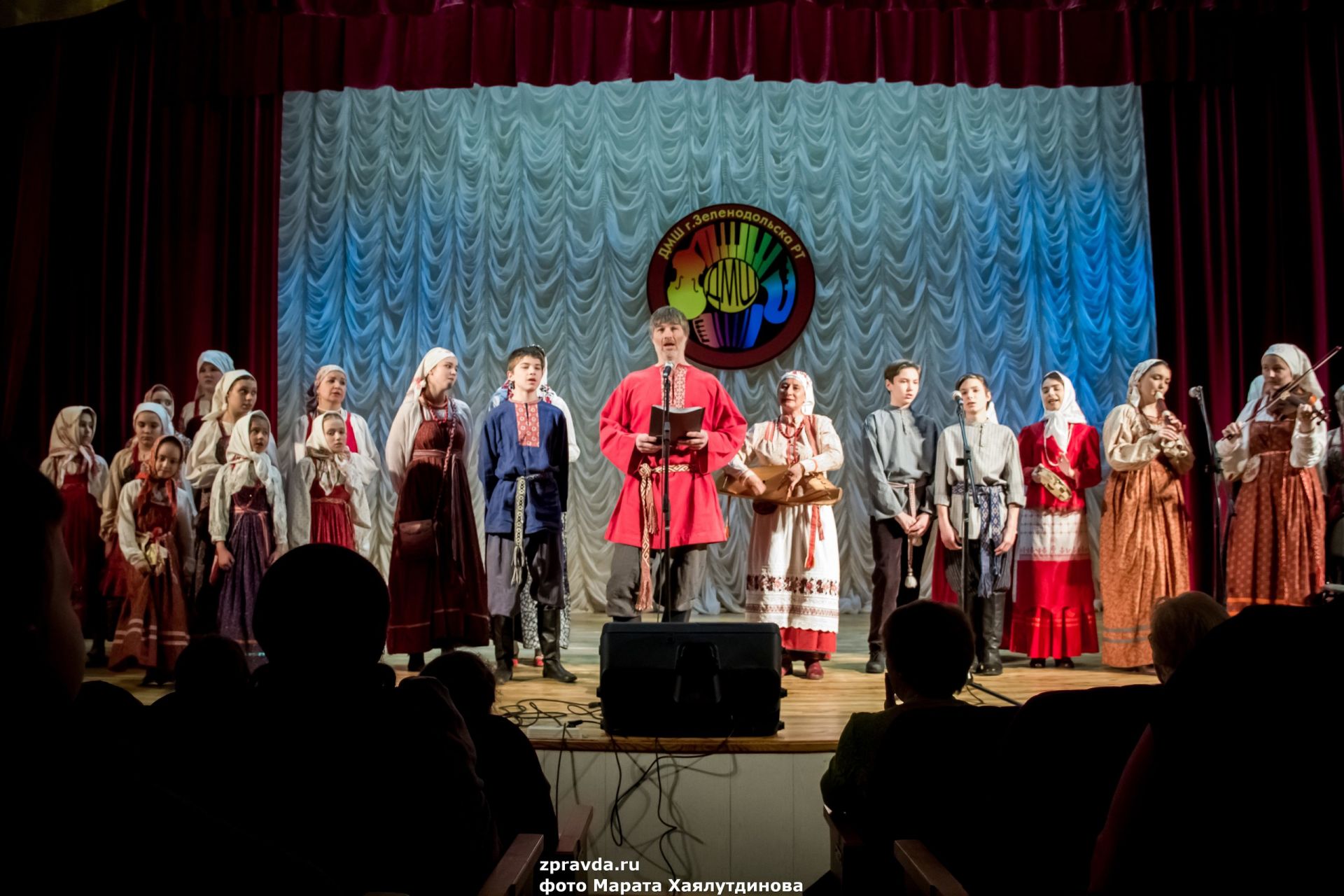 Фото: "Постовой концерт" в Зеленодольской музыкальной школе тронул сердца зрителей