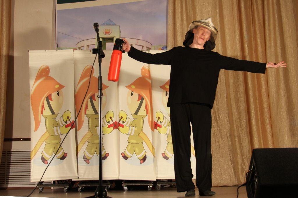 «Великий и опасный»: Артисты представили на суд юных зрителей сказку-клоунаду на противопожарную тематику