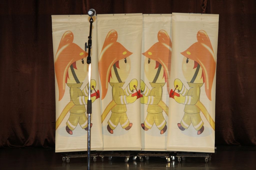 «Великий и опасный»: Артисты представили на суд юных зрителей сказку-клоунаду на противопожарную тематику