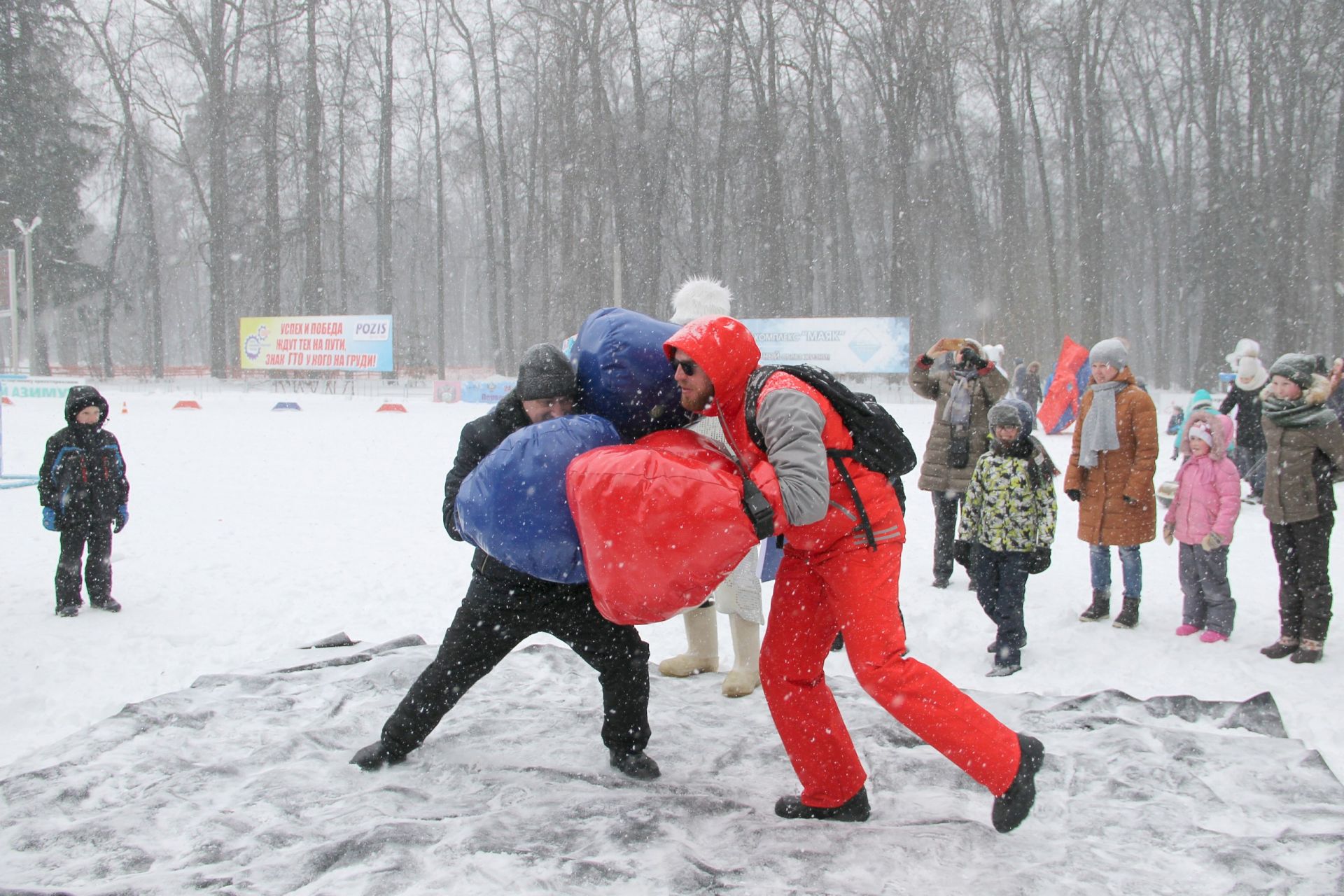 Фоторепортаж: СК "Маяк". Сотрудники медицинского центра проводили зиму и весело провели время