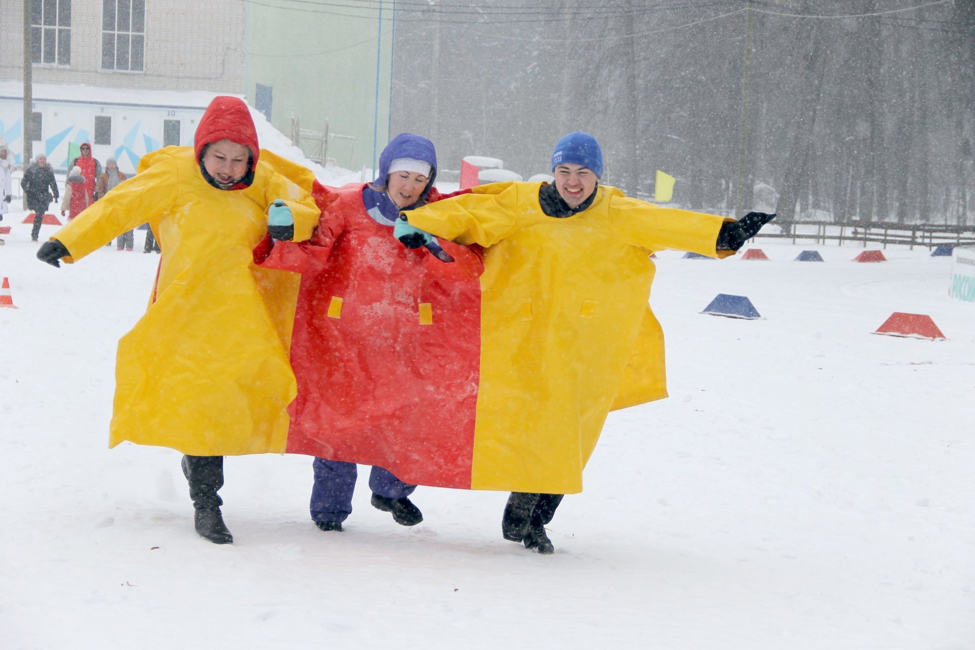 Фоторепортаж: СК "Маяк". Сотрудники медицинского центра проводили зиму и весело провели время