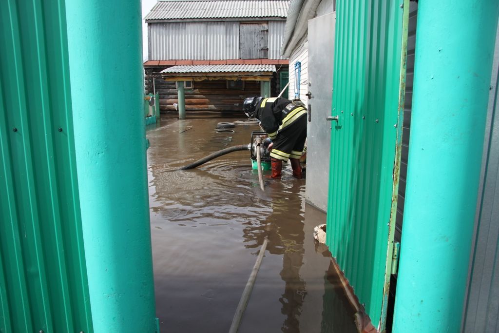 Большая вода: Зеленодольские пожарные устраняют подтопление в Тат. Танаево