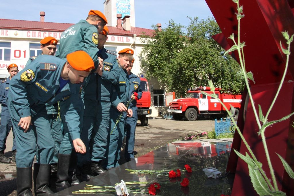 Зеленодольские пожарные провели акцию в День памяти и скорби