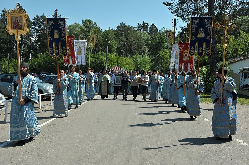 В воскресенье Раифский монастырь встретил крестный ход из марийского села Новые Параты