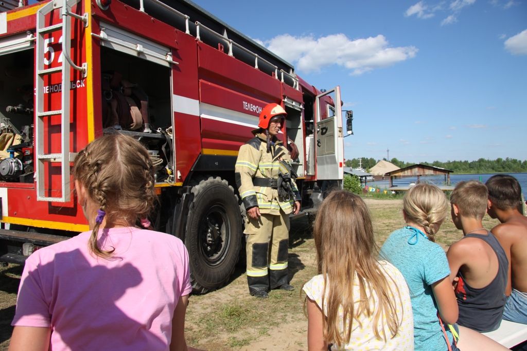 Зеленодольские пожарные проводят занятия в детских оздоровительных лагерях