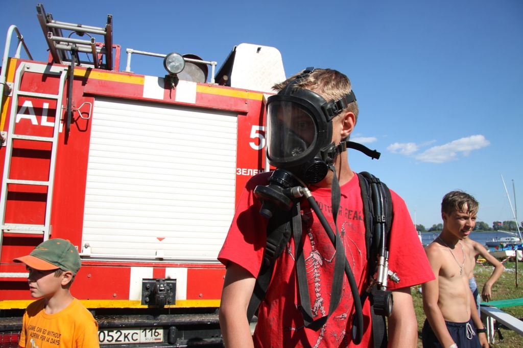 Зеленодольские пожарные проводят занятия в детских оздоровительных лагерях