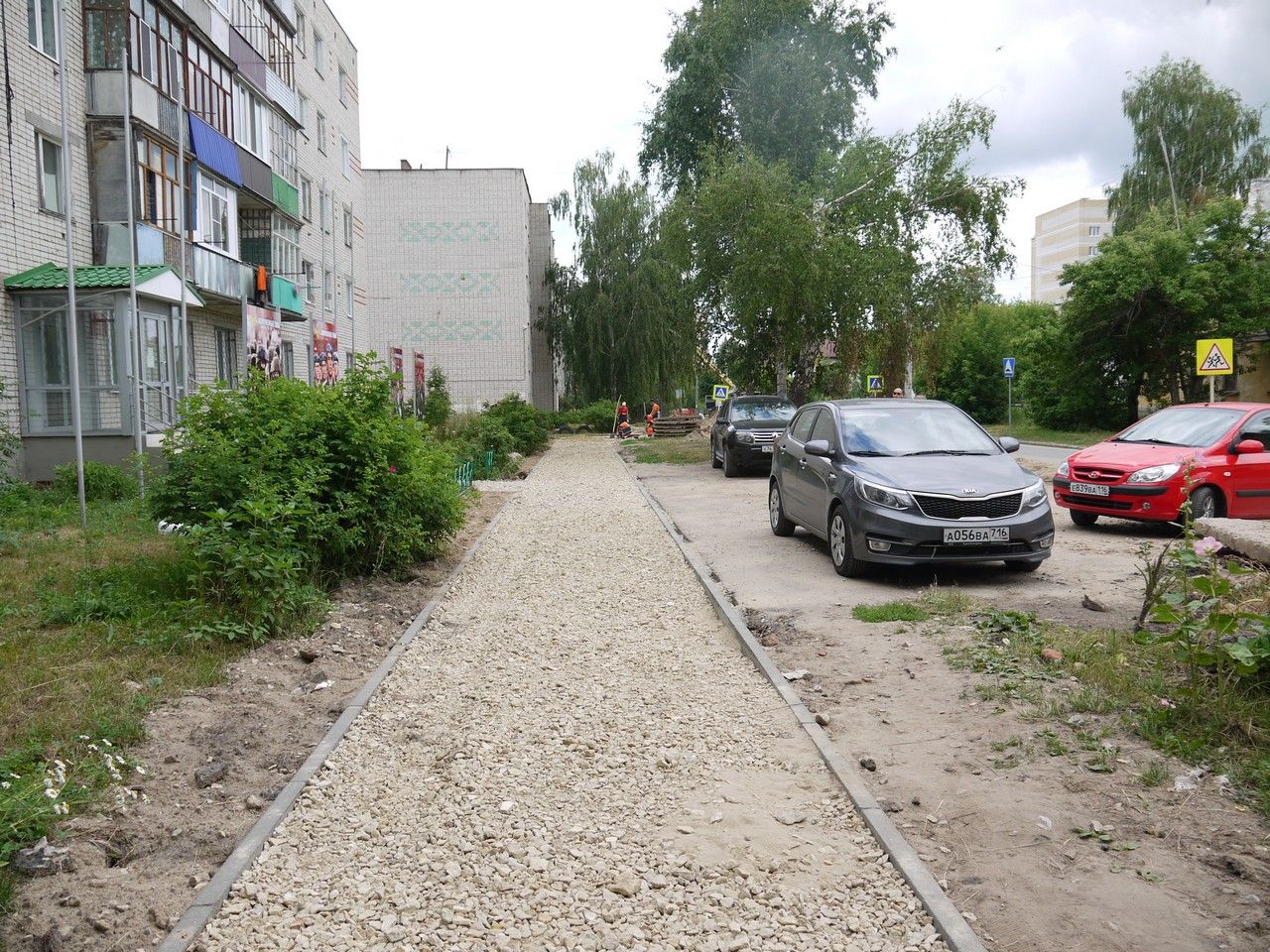 На улицах Тургенева и Маяковского полным ходом идёт прокладка тротуаров