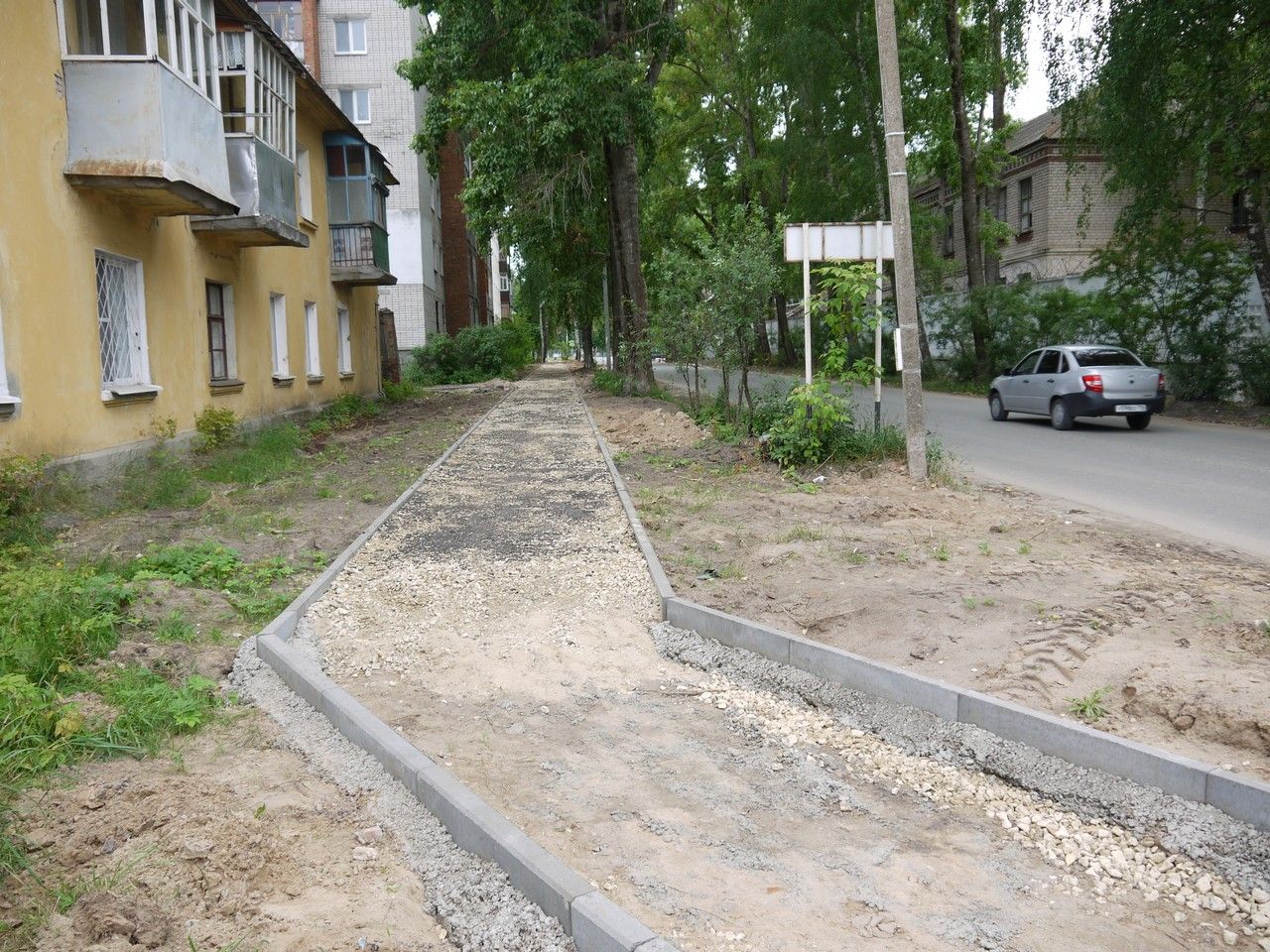 На улицах Тургенева и Маяковского полным ходом идёт прокладка тротуаров