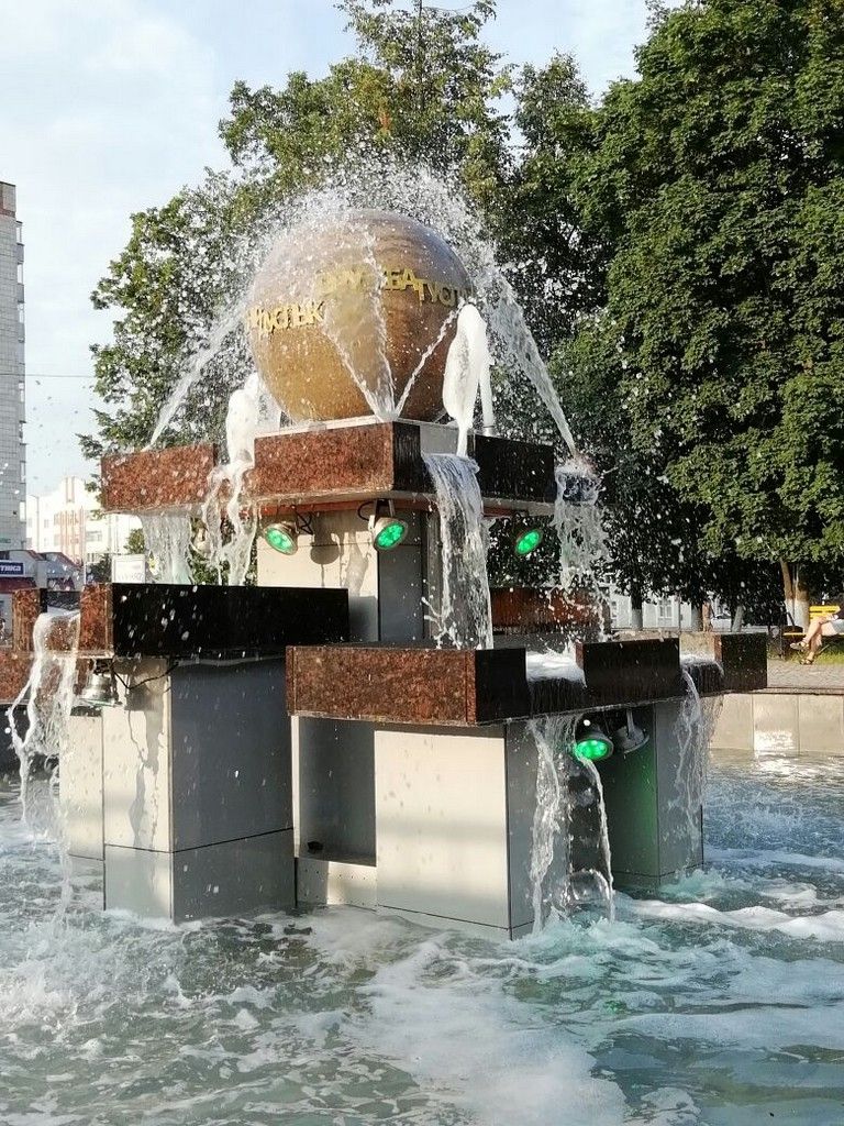 Не только освежает, но и «зажигает» фонарями: фонтан «Дружба народов» удивляет зеленодольцев