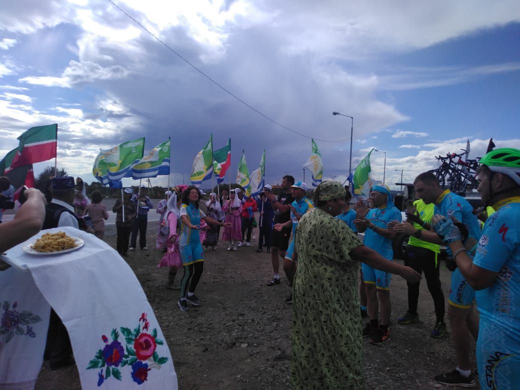 Зеленодольцы порадовали участников веломарафона Астана — Париж теплой встречой