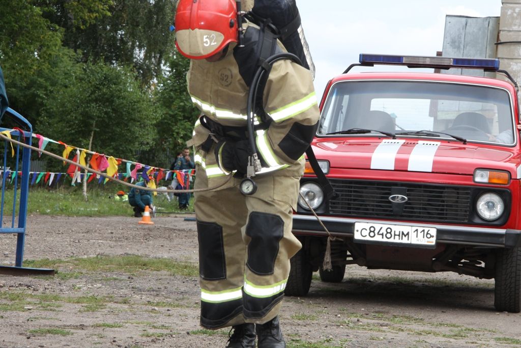 "Спорт для настоящих мужчин": В Зеленодольске провели соревнования по пожарному многоборью