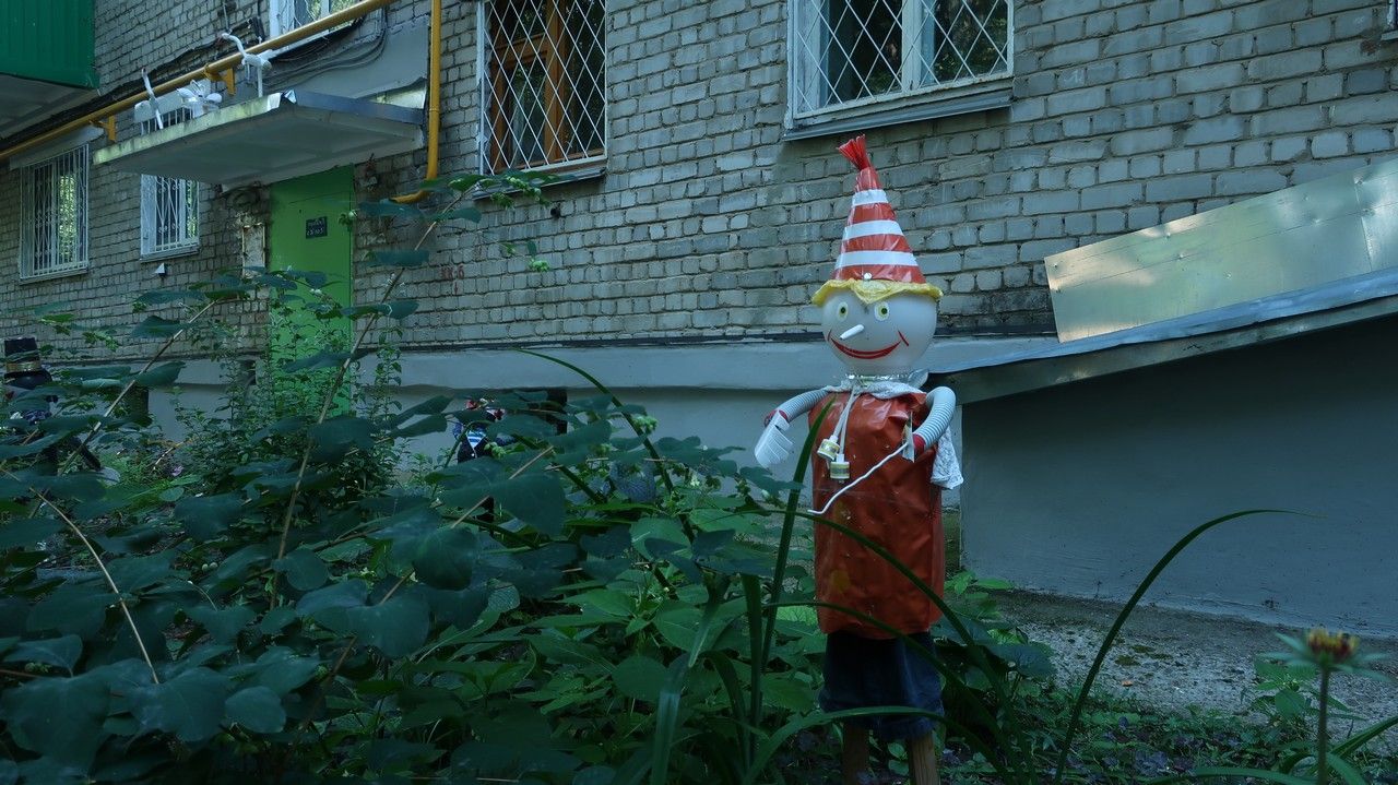 Сказочная территория: В своём дворе электромонтёр  устроил шоу «Куклы»