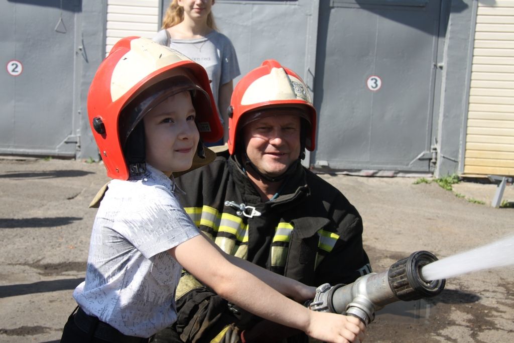 Первоклассный праздник: юные зеленодольцы увидели, как работают пожарные