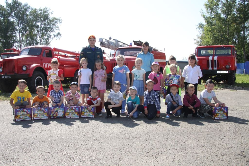 Первоклассный праздник: юные зеленодольцы увидели, как работают пожарные