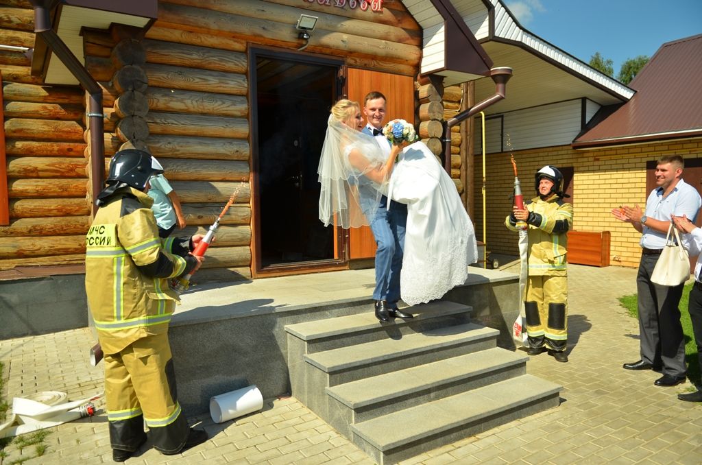 На церемонию бракосочетания к зданию ЗАГСа молодожены подъехали на пожарном автомобиле