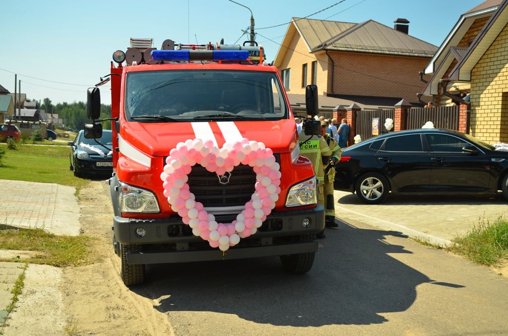 На церемонию бракосочетания к зданию ЗАГСа молодожены подъехали на пожарном автомобиле
