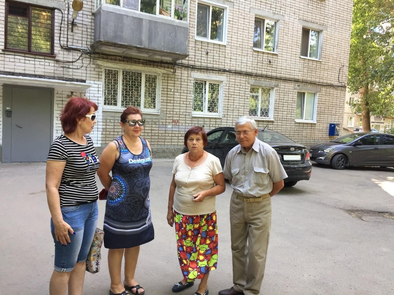 Жители дома №26 по ул. Фрунзе борются, чтобы ограничить движение автотранспорта около дома