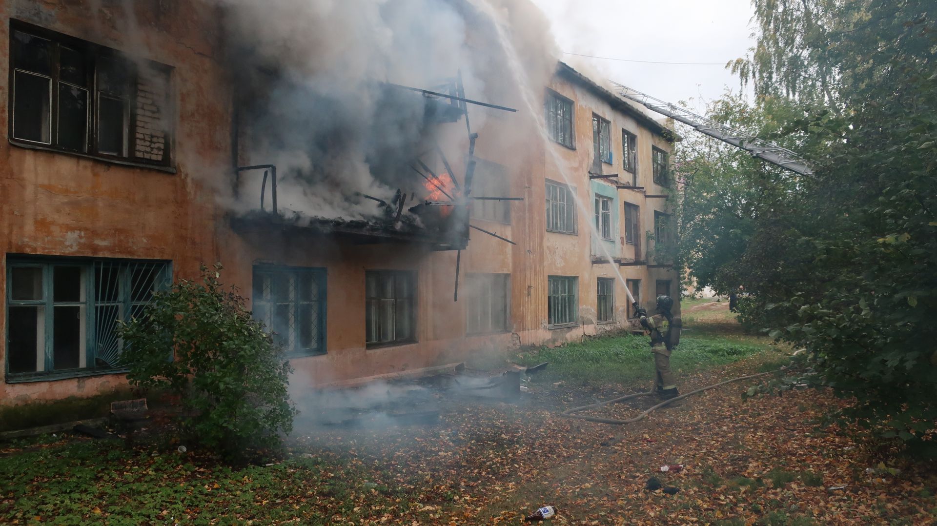 В Зеленодольске один за другим полыхают дома, признанные аварийными