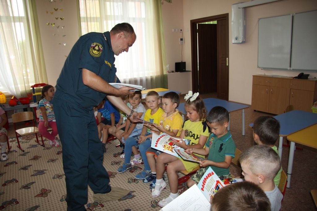 Очередной урок по правилам пожаробезопасного поведения в детском саду «Созвездие»  провели зеленодольские пожарные