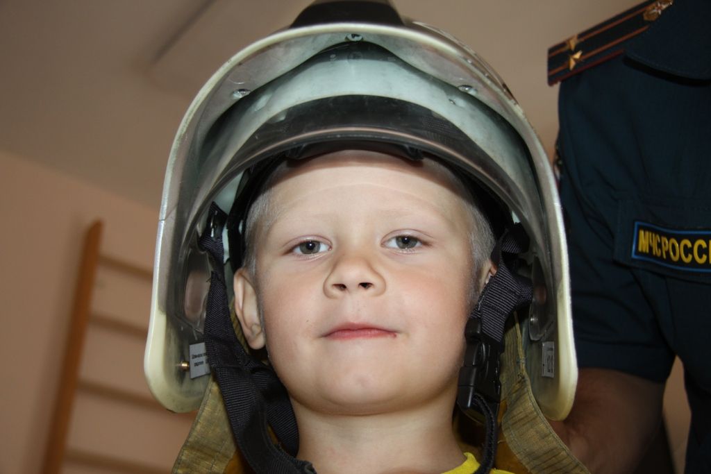 Очередной урок по правилам пожаробезопасного поведения в детском саду «Созвездие»  провели зеленодольские пожарные