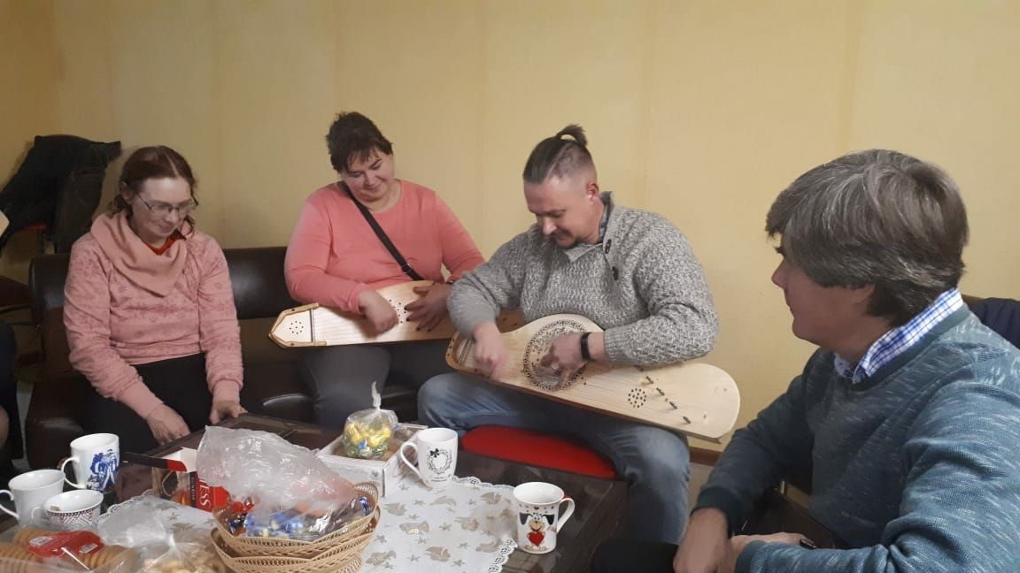 В гостях в творческом пространстве молодёжной православной организации "Росток" побывал мастер по изготовлению гуслей