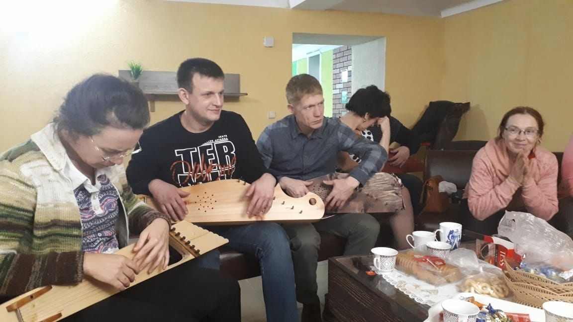 В гостях в творческом пространстве молодёжной православной организации "Росток" побывал мастер по изготовлению гуслей