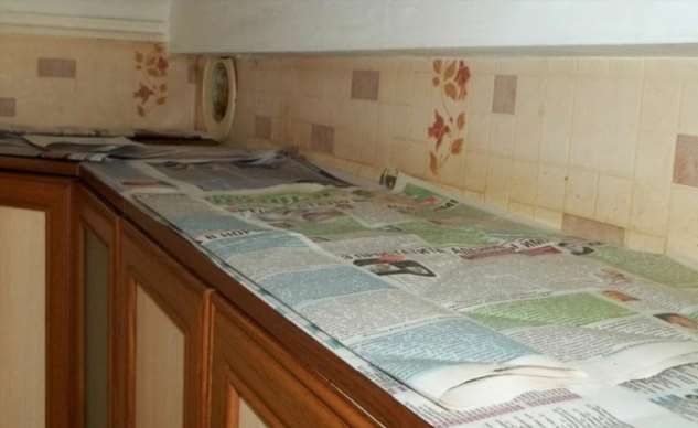 Зачем хозяйки укладывают газеты на кухонные шкафы. По началу казалось ерундой
