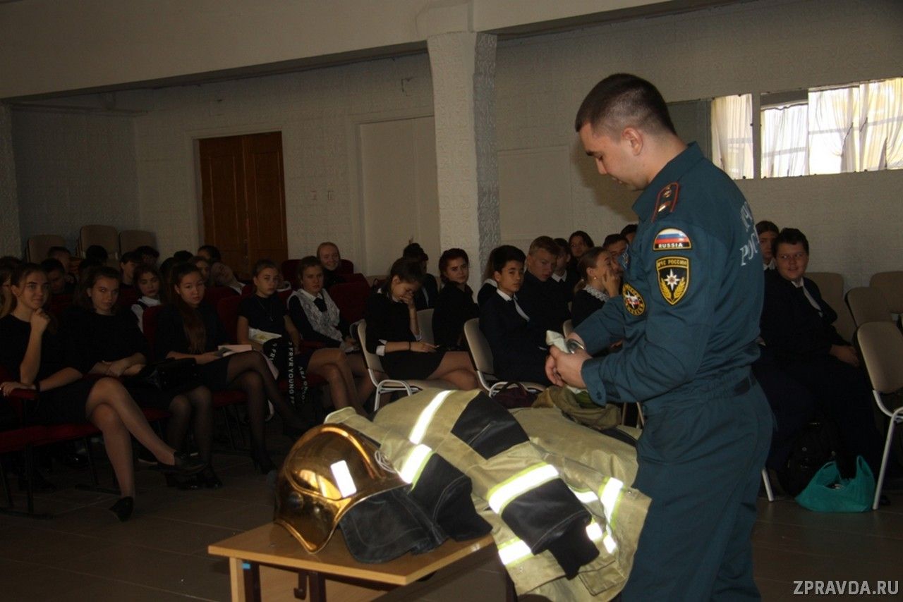 День гражданской обороны России: Зеленодольские пожарные провели специальное занятие в лицее №9