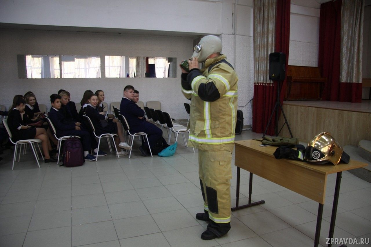 День гражданской обороны России: Зеленодольские пожарные провели специальное занятие в лицее №9