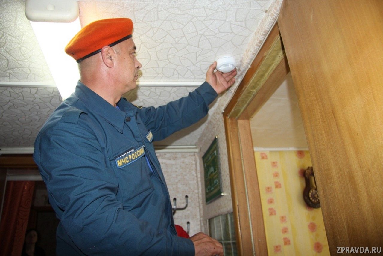В Декаду пожилых людей в Зеленодольске продолжают устанавливать пожарные извещатели в домах и квартирах пенсионеров