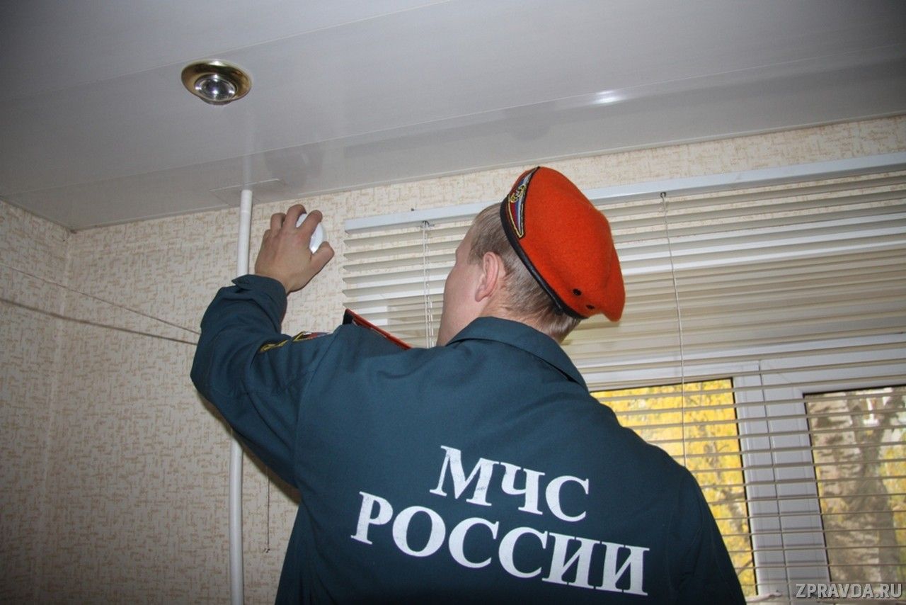 В Декаду пожилых людей в Зеленодольске продолжают устанавливать пожарные извещатели в домах и квартирах пенсионеров