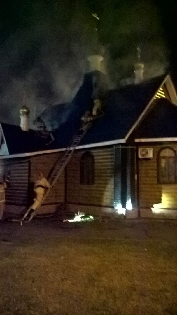 Видео и фото с места. Пожарным удалось быстро справиться с пожаром на территории храма в Зеленодольске