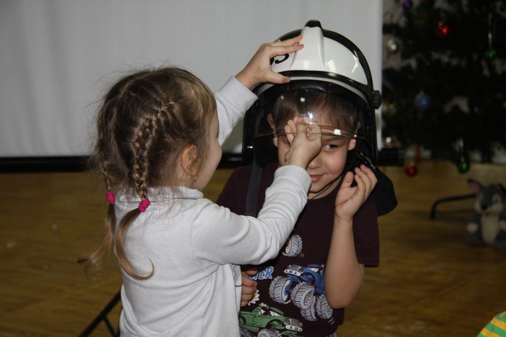 Огнеборцы проводят занятия по пожарной безопасности с воспитанниками детских садов