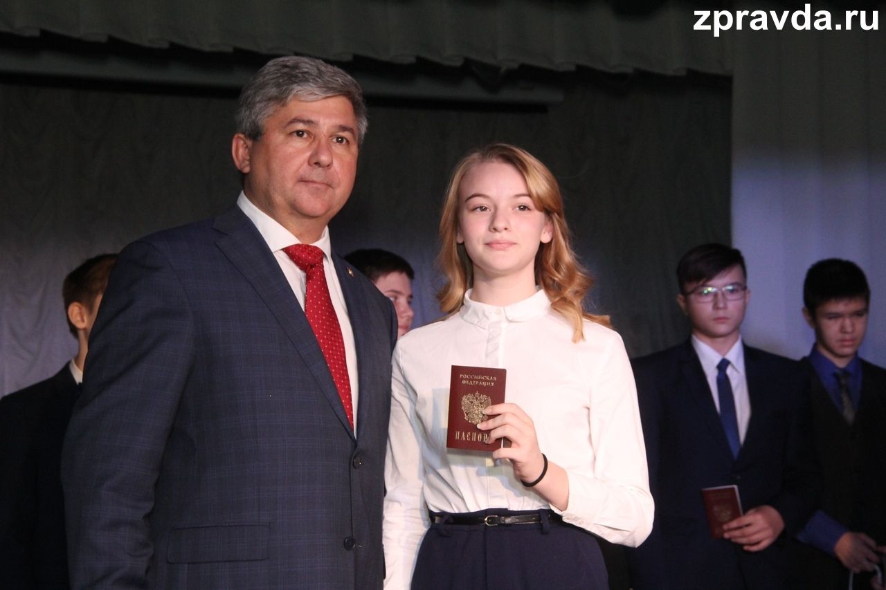Михаил Афанасьев вручил паспорта юным зеленодольцам
